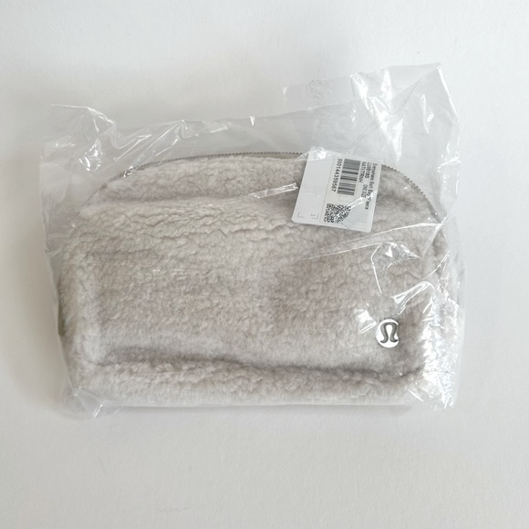 NWT Lululemon Everywhere Belt Bag Crossbody 1L Fleece Sherpa Ivory/Trench Beige - Picture 6 of 11